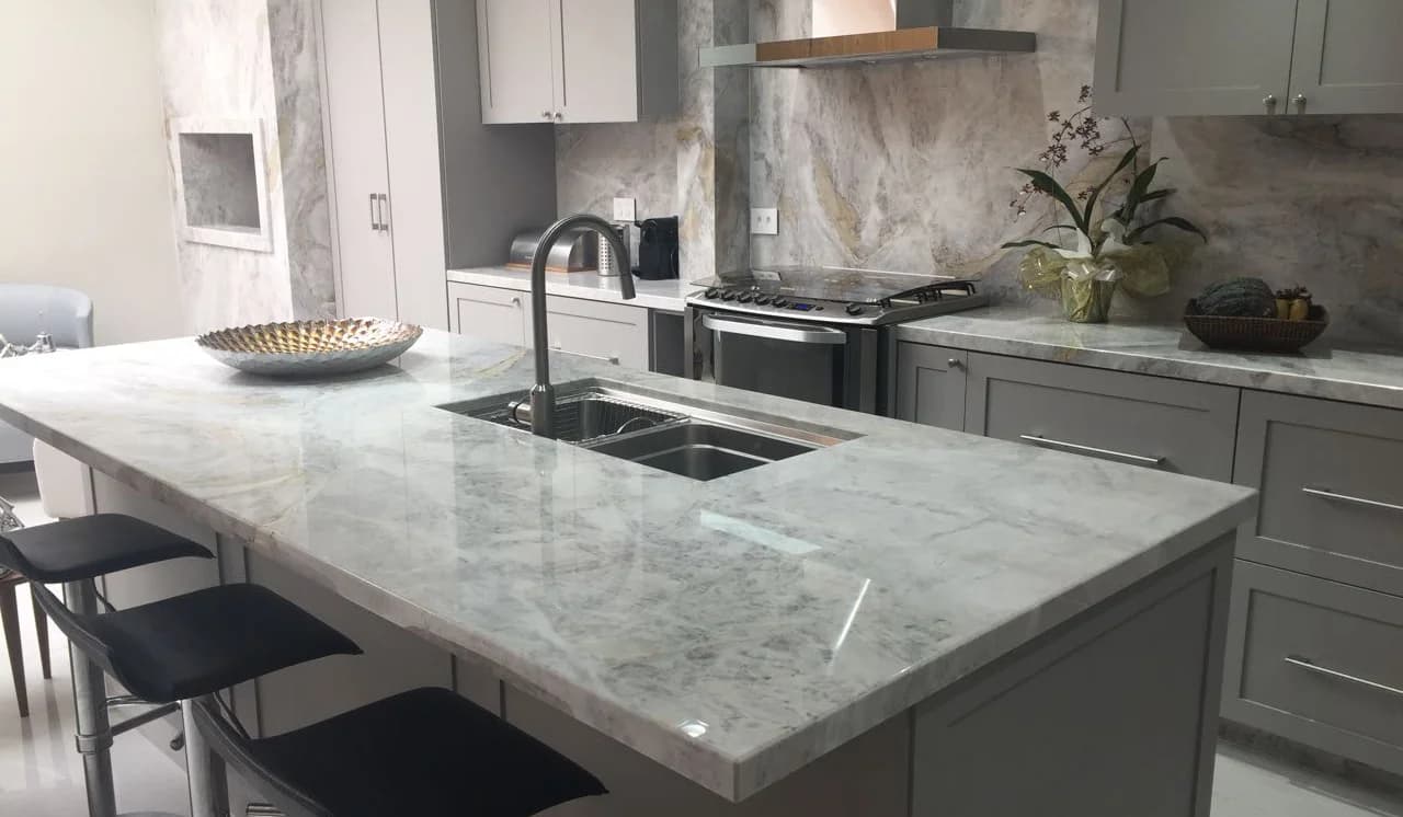 Imagem de uma cozinha de mármore branco