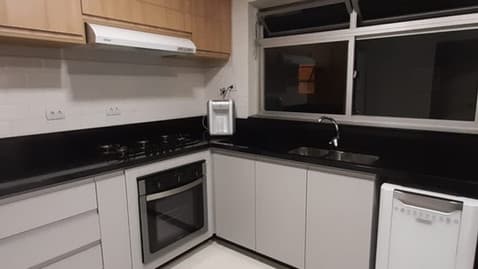 Cozinha de Mármore Preto com Gavetas de Madeira