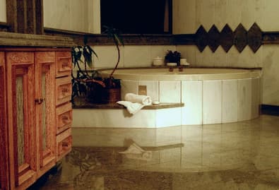 Banheiro Privativo de Mármore